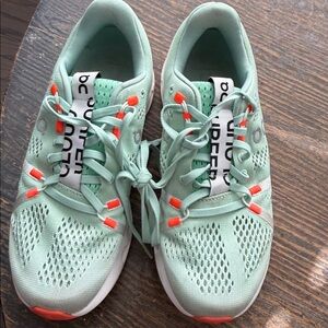 On Cloudsurfertrainer women sz7.5